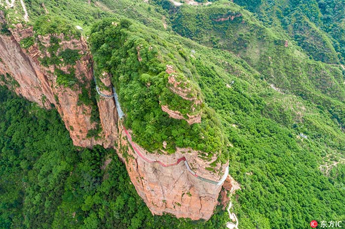 Hebei: Passadeira de vidro é construída ao longo de falésia