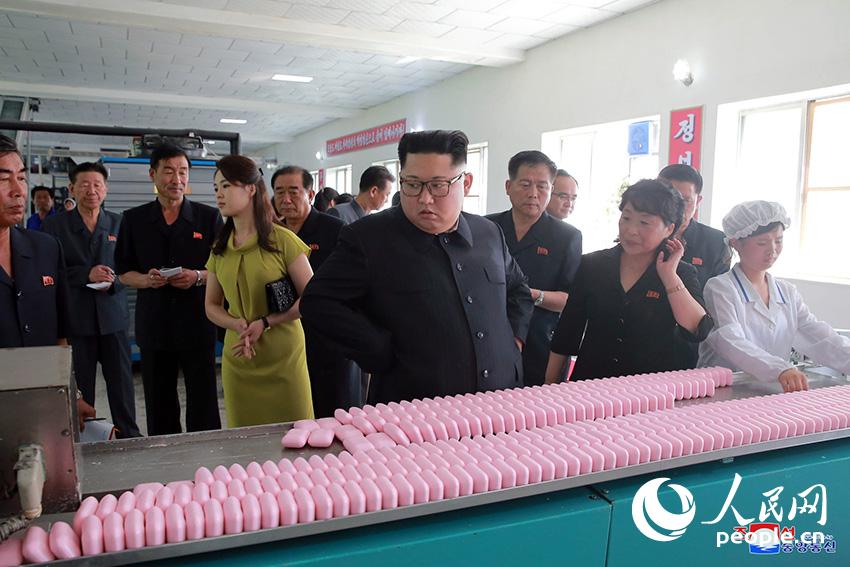 Kim Jong Un visita fábrica na fronteira com a China, despertando expectativas de investimento