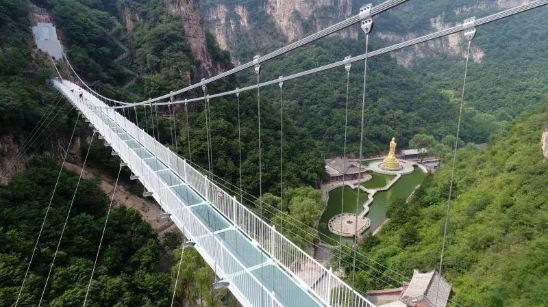 Ponte de vidro suspensa inaugurada em Shanxi