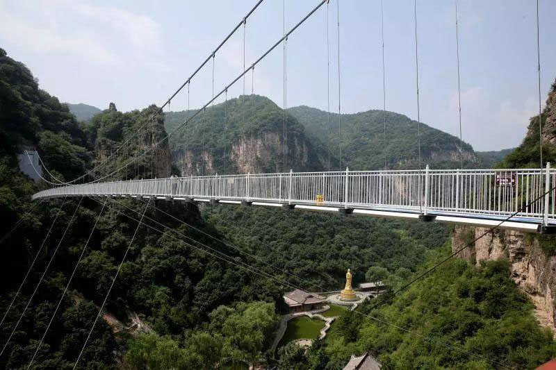 Ponte de vidro suspensa inaugurada em Shanxi