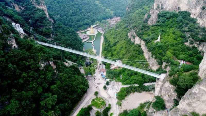 Ponte de vidro suspensa inaugurada em Shanxi