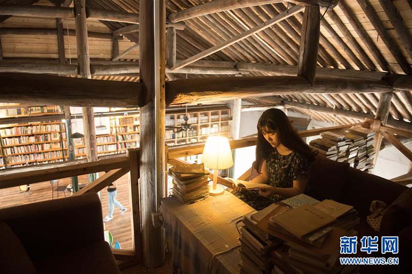 Comerciante de 56 anos gere a solo livraria em Shaoxing