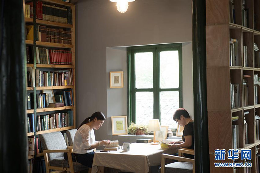 Comerciante de 56 anos gere a solo livraria em Shaoxing