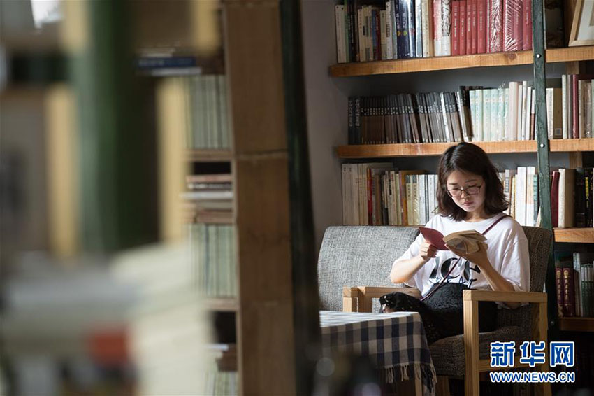 Comerciante de 56 anos gere a solo livraria em Shaoxing