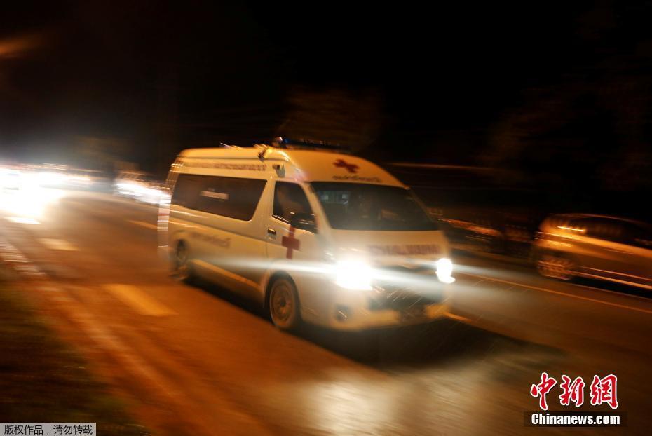 Quatro jovens retirados de caverna inundada na Tailândia