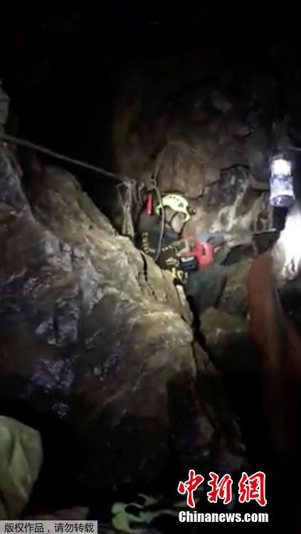 Quatro jovens retirados de caverna inundada na Tailândia