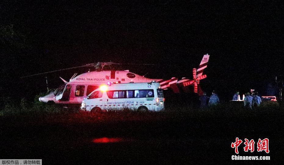 Quatro jovens retirados de caverna inundada na Tailândia