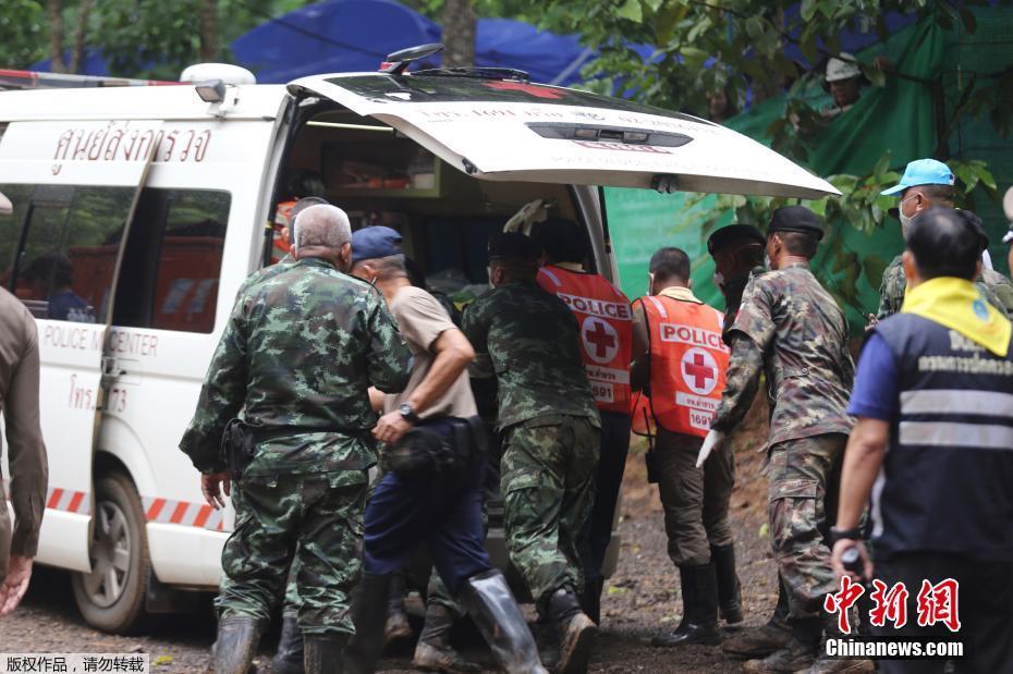 Quatro jovens retirados de caverna inundada na Tailândia