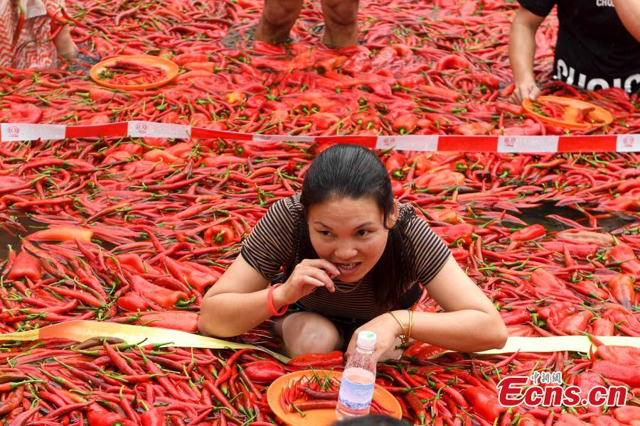 Chinês come 50 malaguetas em apenas um minuto