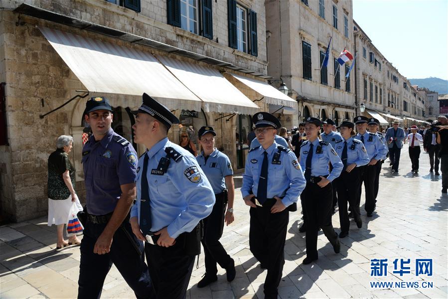 Policiais chineses e croatas realizam patrulha conjunta em Dubrovnik