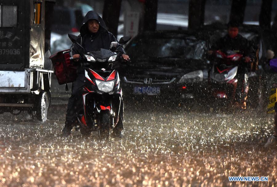 Beijing: Chuva intensa provoca inundações em partes da cidade