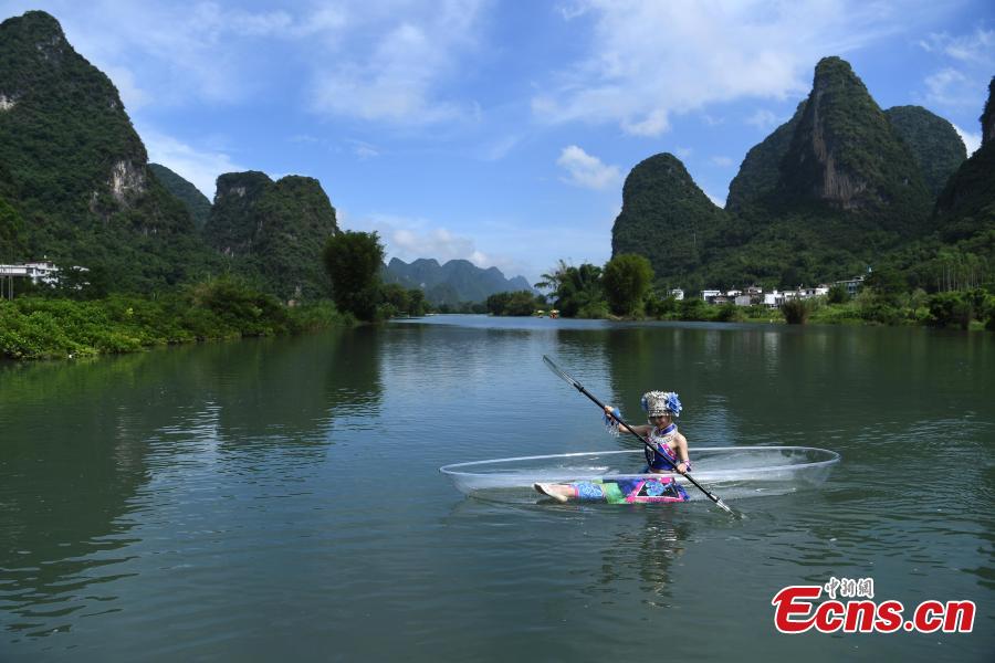 Galeria: Uma viagem sobre o rio Lijiang...de caiaques transparentes