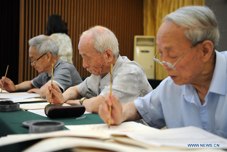 Universidade chinesa envia cartas de admissão manuscritas a novos alunos