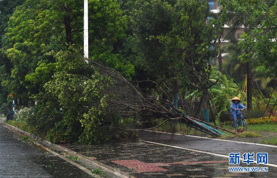 Tufão Son-Tinh toca terra em Hainan, no sul da China
