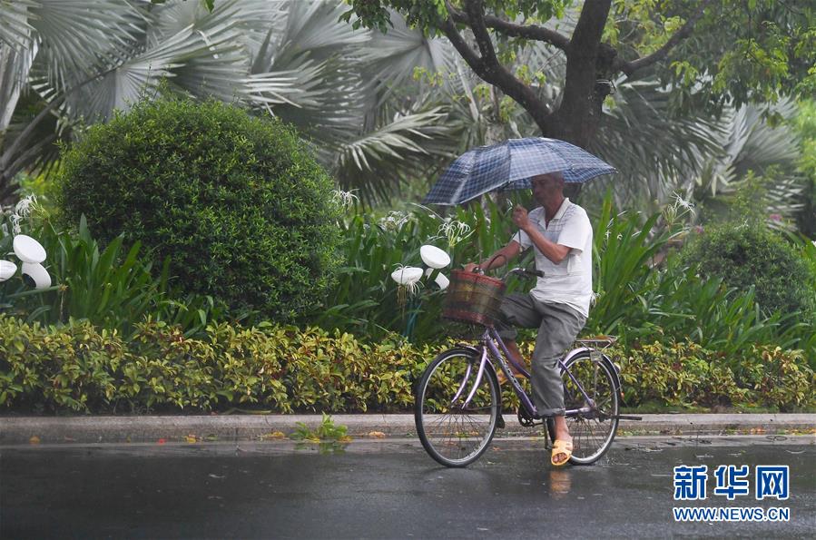 Tufão Son-Tinh toca terra em Hainan, no sul da China