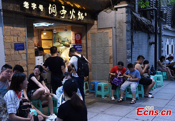 Abrigos antiaéreos em Chongqing tornam-se lugares populares para escapar do calor do verão