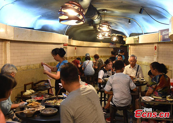 Abrigos antiaéreos em Chongqing tornam-se lugares populares para escapar do calor do verão