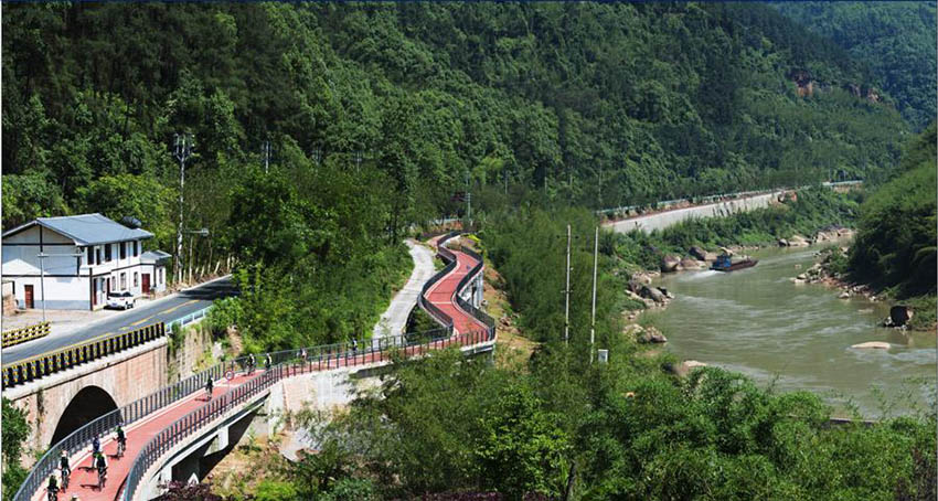 Estrada com ciclovia turística ajuda Chishui no combate à pobreza