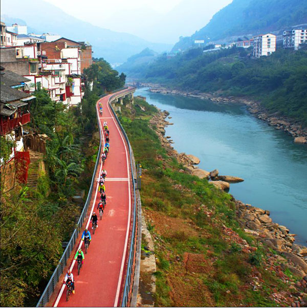 Estrada com ciclovia turística ajuda Chishui no combate à pobreza