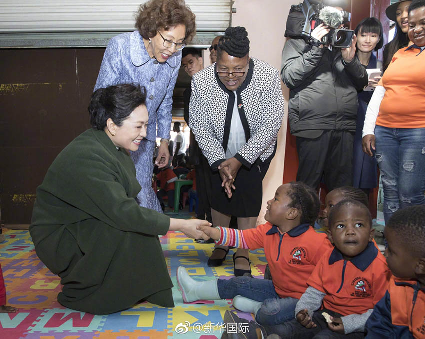 Primeira-dama chinesa visita pré-escola na África do Sul