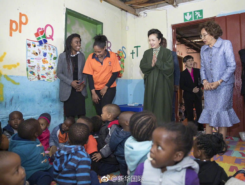 Primeira-dama chinesa visita pré-escola na África do Sul