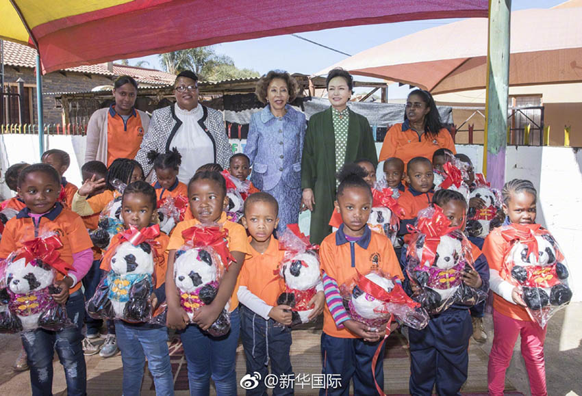 Primeira-dama chinesa visita pré-escola na África do Sul