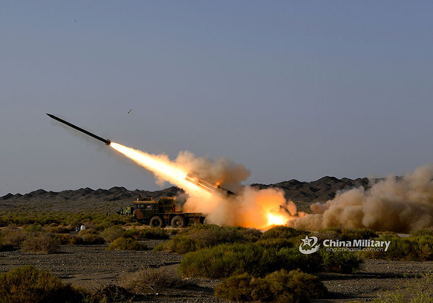 Lança-foguetes PHL-03 MLRS é testado no deserto de Gobi