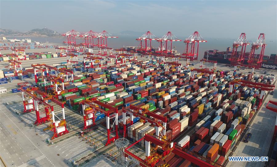 Porto de Shanghai bate recorde de movimentação de contêineres em 2017