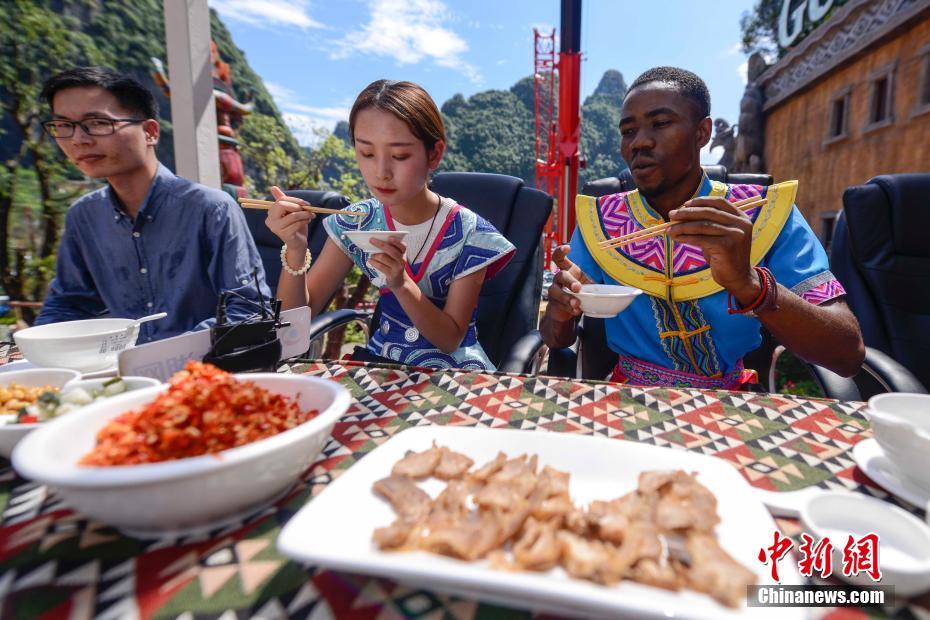 Guilin: Turistas apreciam macarrão de arroz em restaurante suspenso