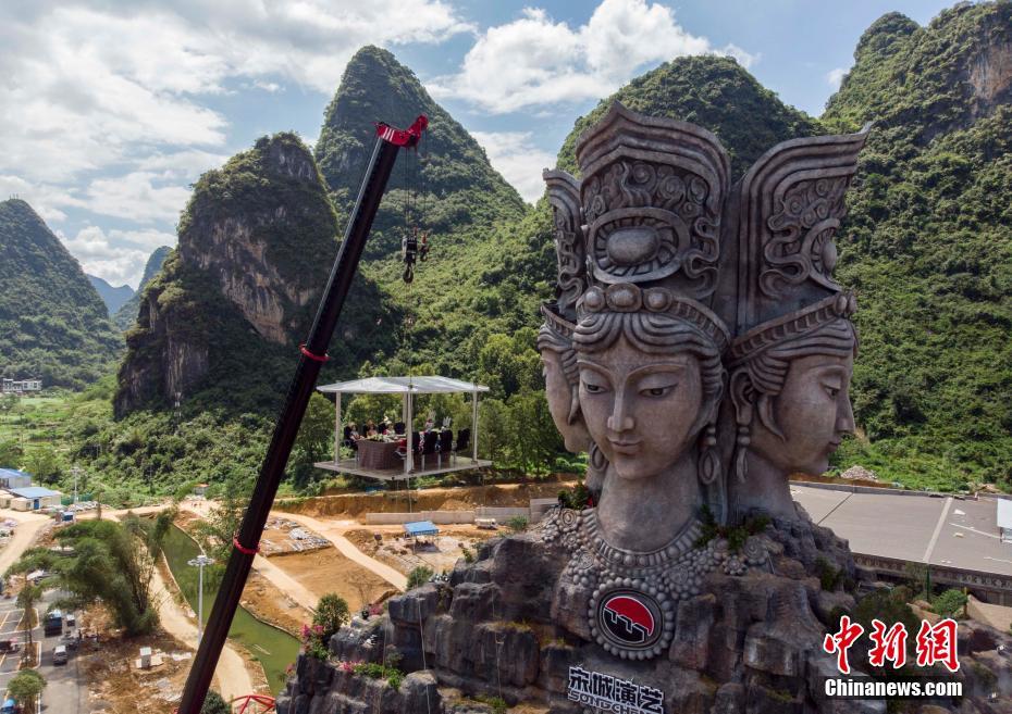 Guilin: Turistas apreciam macarrão de arroz em restaurante suspenso