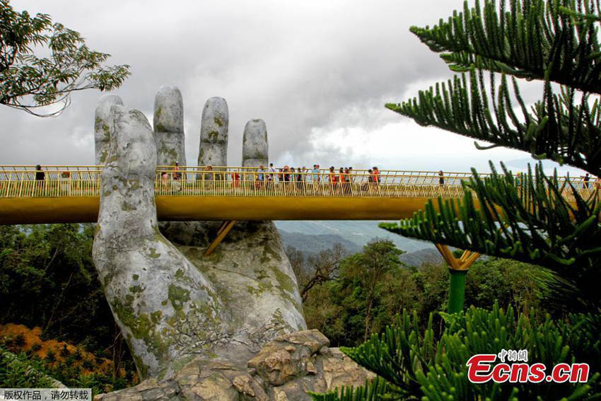 Nova ponte dourada no Vietnã sustida por “duas mãos”