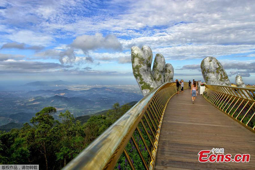 Nova ponte dourada no Vietnã sustida por “duas mãos”