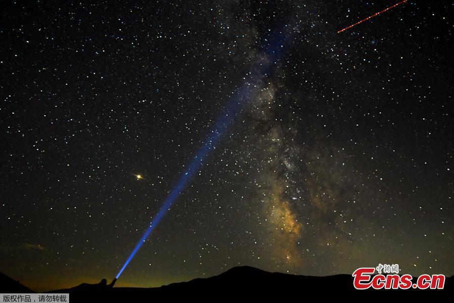 Chuva de meteoros ilumina o céu do mundo inteiro