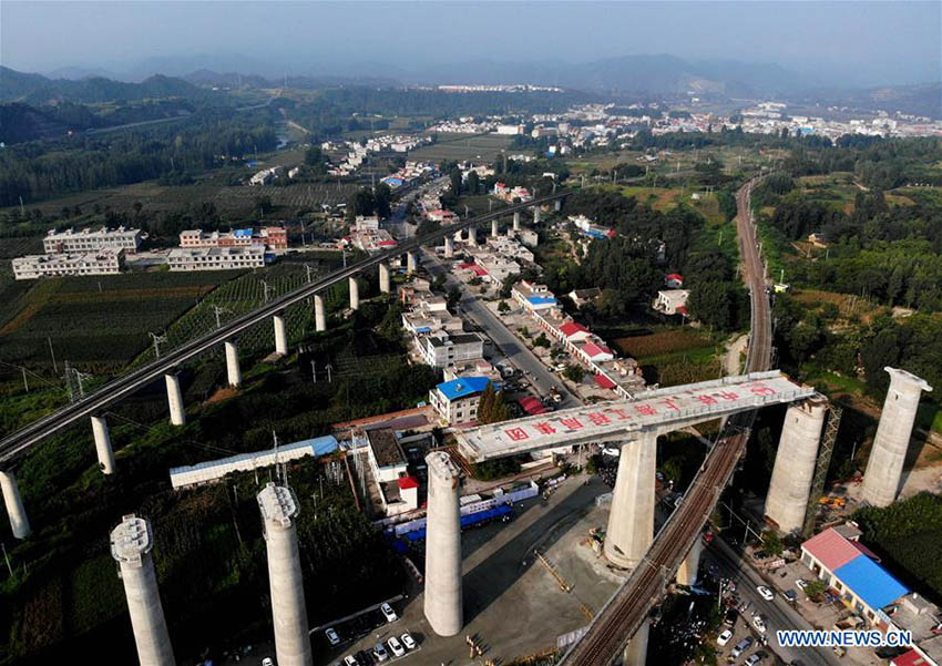 Ponte ferroviária Nanjing-Xi'an conclui construção de rotação