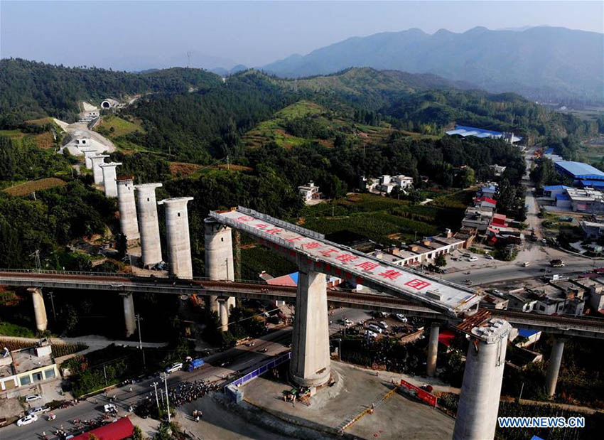 Ponte ferroviária Nanjing-Xi'an conclui construção de rotação