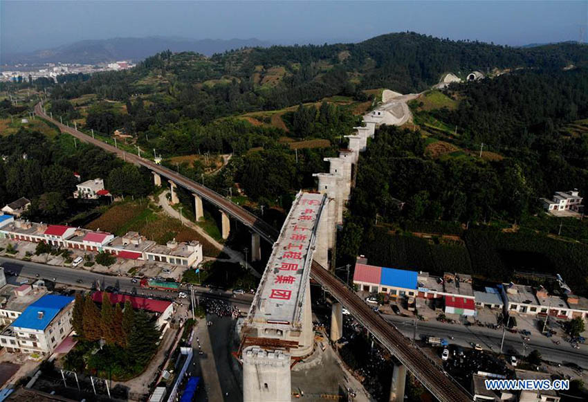 Ponte ferroviária Nanjing-Xi'an conclui construção de rotação