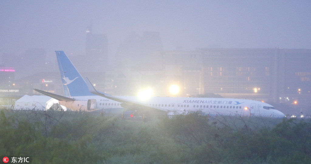 Avião da Xiamen Airlines sai da pista em Manila