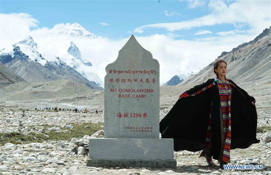 Apresentação de trajes folclóricos realizada a 5.200 metros do Monte Evereste