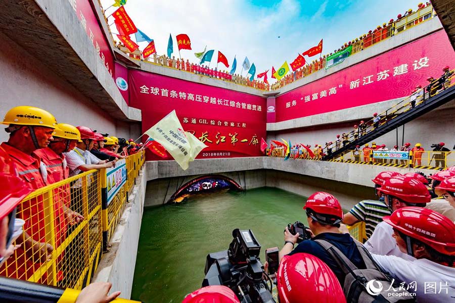 Unidas seções do primeiro canal de UHV ao longo do Rio Yangtzé