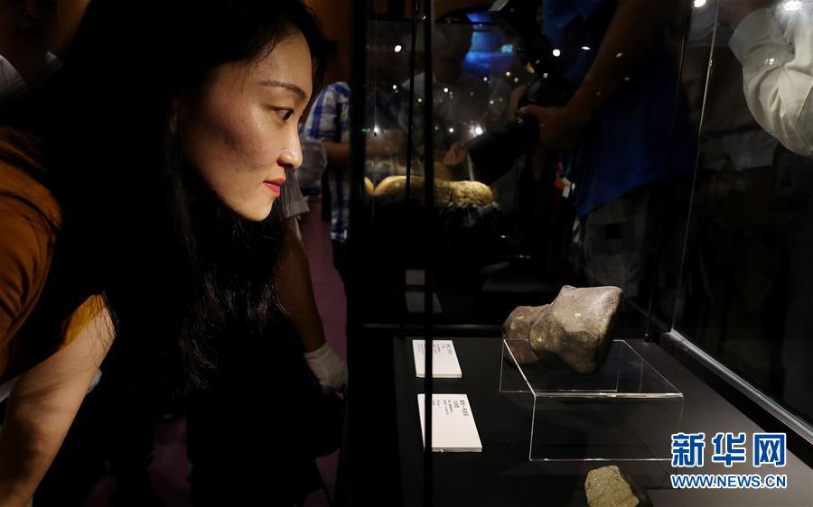 Meteoritos encontrados na província de Yunnan exibidos em Shanghai