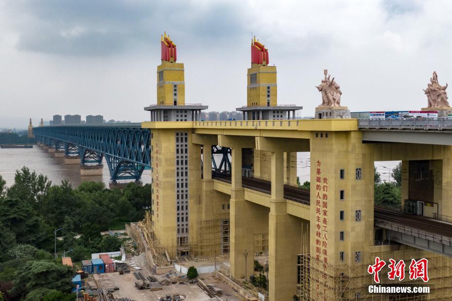 Panorama aéreo: Ponte sobre rio Yangtze em Nanjing após manutenção