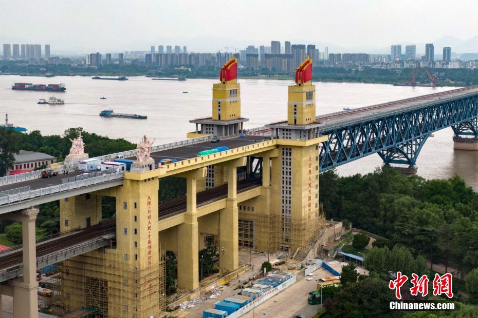 Panorama aéreo: Ponte sobre rio Yangtze em Nanjing após manutenção