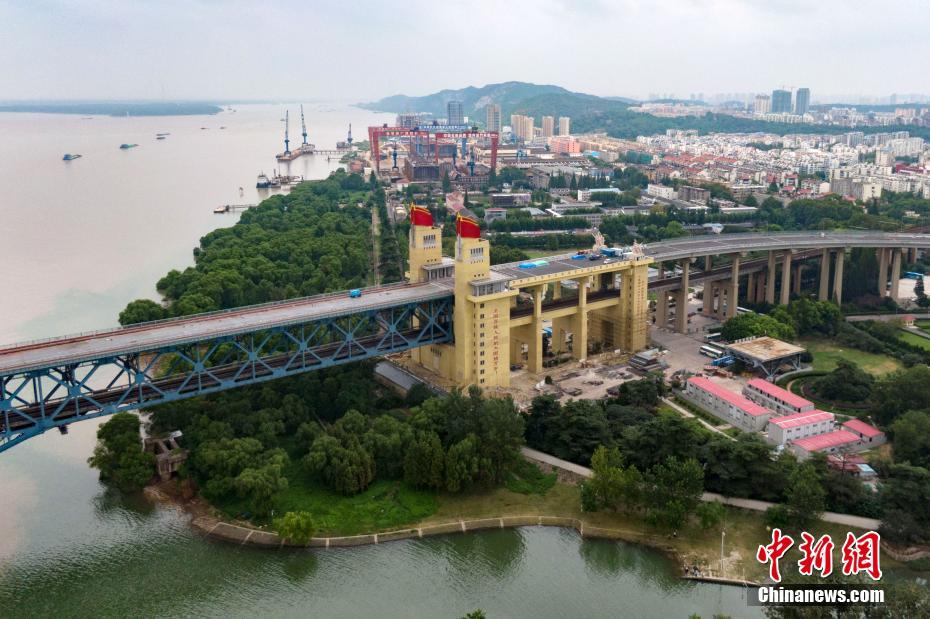 Panorama aéreo: Ponte sobre rio Yangtze em Nanjing após manutenção