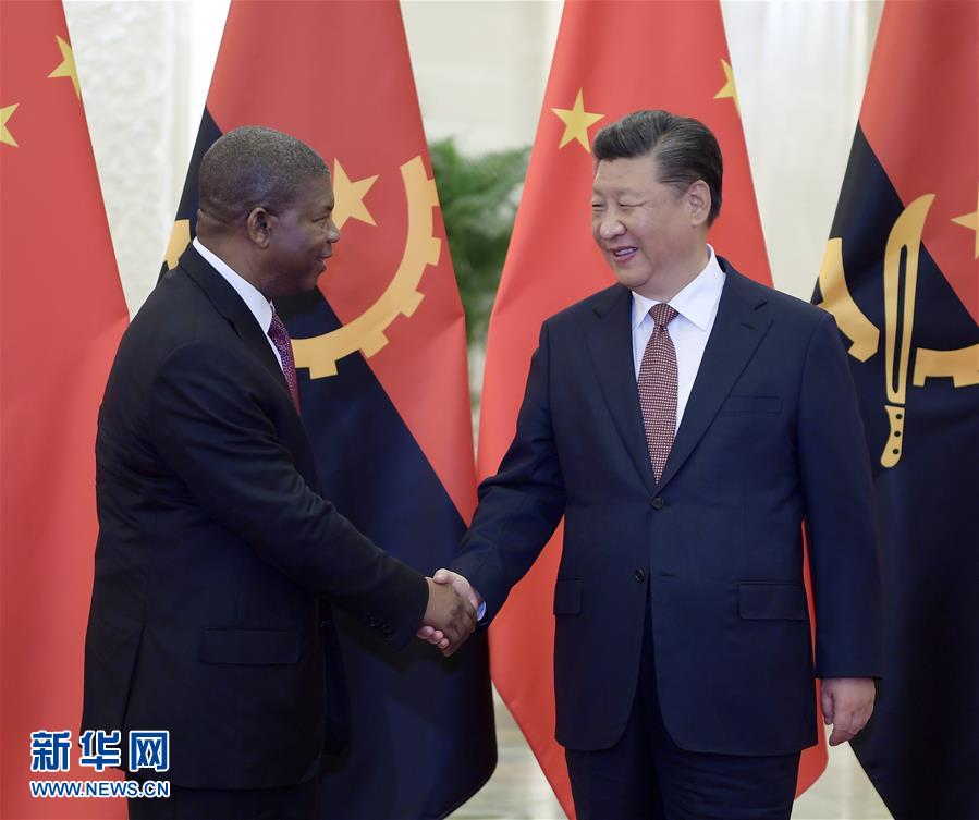 Xi reúne-se com presidente de Angola