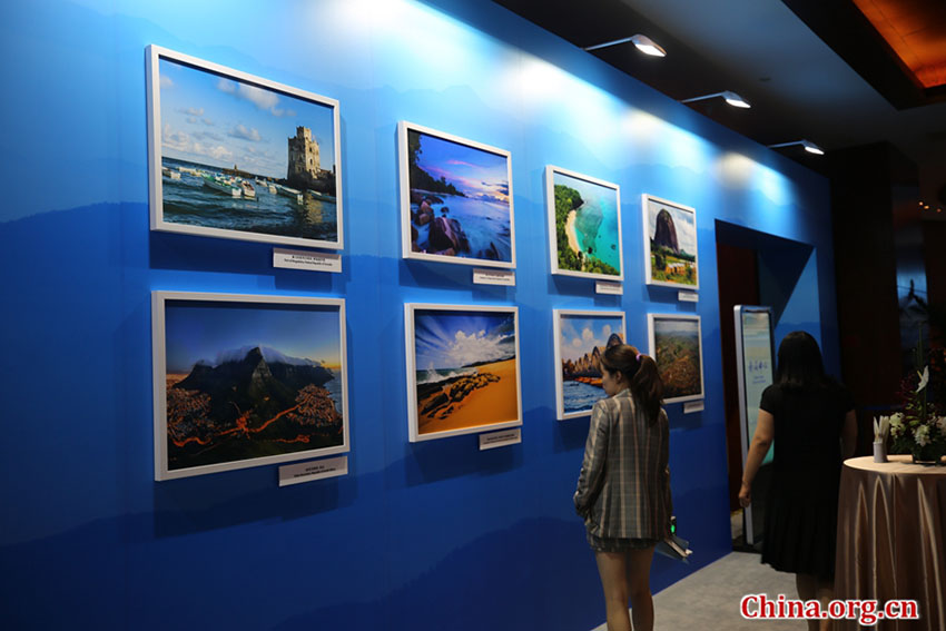 Exibição de fotografias “África a Cores” apresentada no centro de imprensa do FOCAC