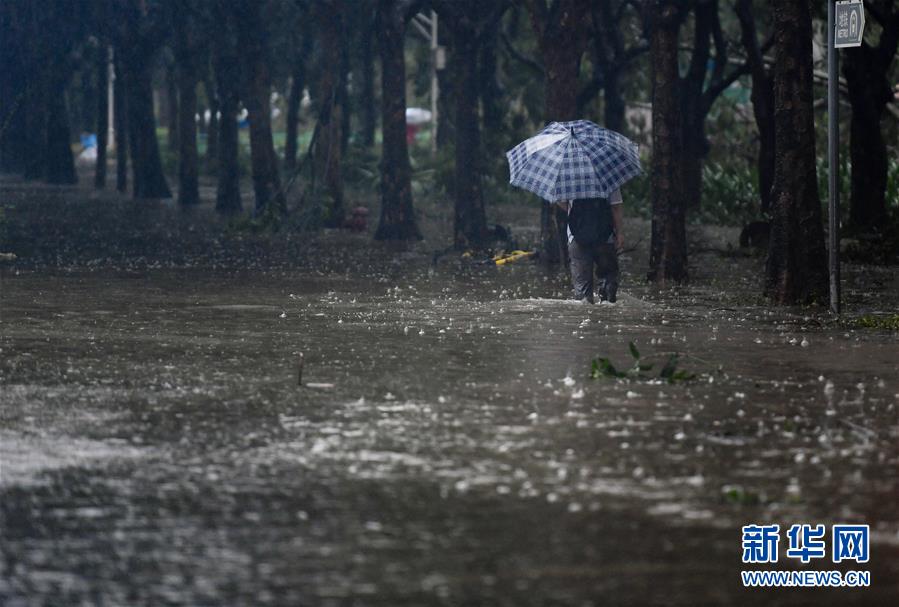 Supertufão Mangkhut chega ao sul da China