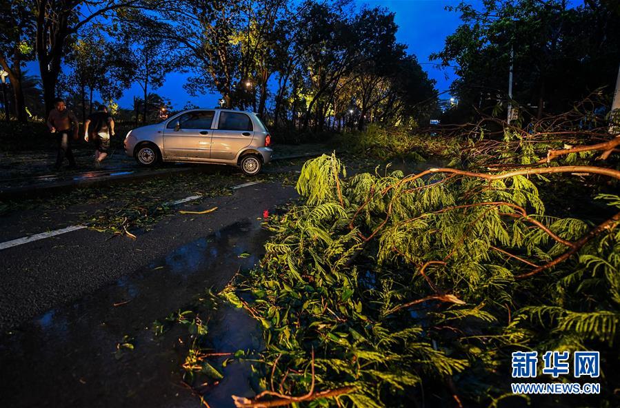 Supertufão Mangkhut chega ao sul da China