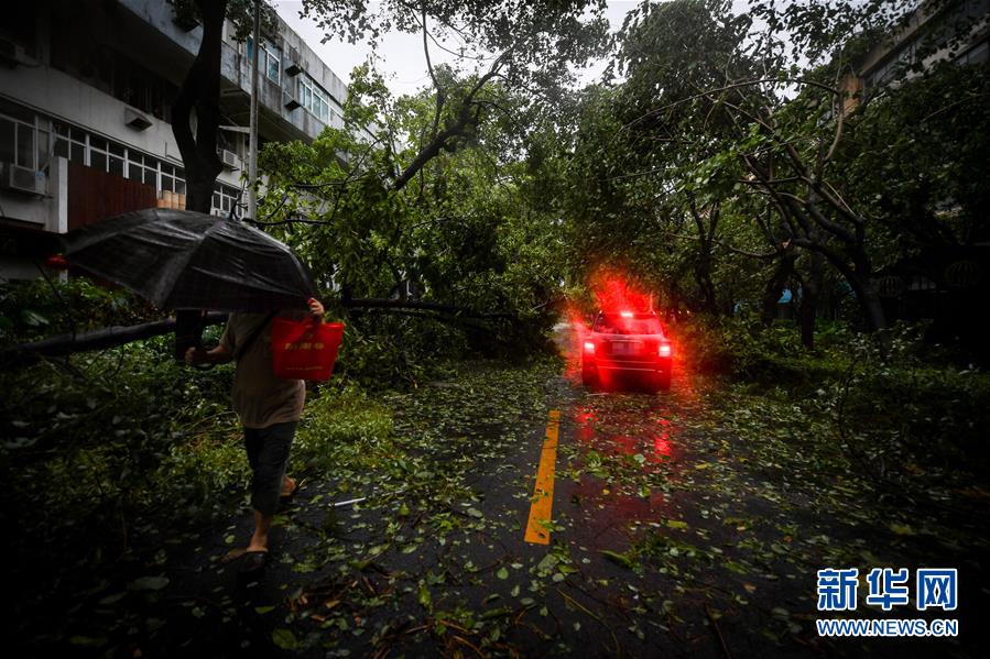 Supertufão Mangkhut chega ao sul da China