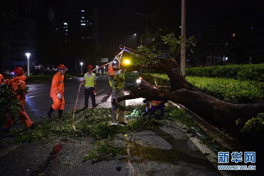 Supertufão Mangkhut chega ao sul da China