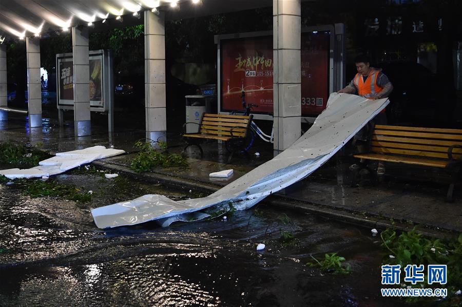 Supertufão Mangkhut chega ao sul da China